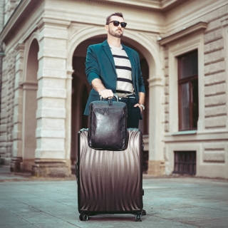 Kožený batoh s přihrádkou na notebook Poyem materiál kůže barva černá velikost velká 2227 Poyem C Lifestyle