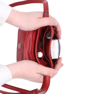 Kožená crossbody taška s klopou Noelia Bolger materiál kůže zapínání s klopou barva červená velikost malá NB 2418 CV Vnitřek