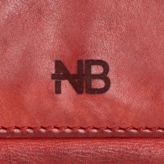 Malá kožená peněženka s unisex designem Noelia Bolger materiál kůže barva červená velikost malá 5133 NB CV Logo