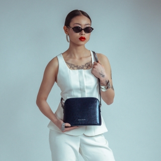 Minimalistická kožená crossbody kabelka na každý den Noelia Bolger materiál kůže zapínání na zip barva modrá velikost malá NB 0116 TM Lifestyle