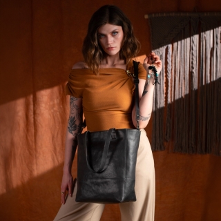 Prostorná kožená kabelka s přívěskem Noelia Bolger materiál kůže zapínání na zip barva černá velikost velká NB 3102 C Lifestyle
