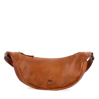 Kožená moonbag kabelka přes rameno Noelia Bolger materiál kůže zapínání na zip barva koňaková velikost malá NB 2412 KO Zepředu