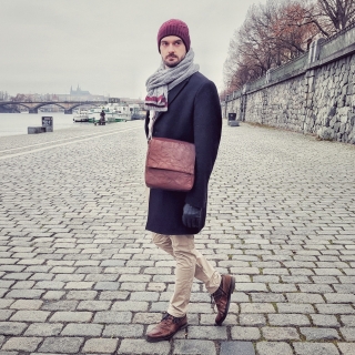 Kožená crossbody klopna Poyem materiál kůže zapínání s klopou barva koňaková velikost střední 2207 Poyem KO Lifestyle
