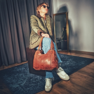 Kožená kabelka přes rameno s prošíváním a kapsami Noelia Bolger materiál kůže zapínání na zip barva koňaková velikost malá NB 2088 KO Lifestyle