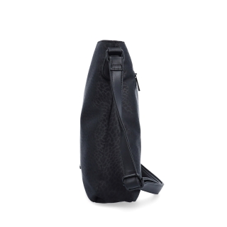 Crossbody kabelka v minimalistickém stylu Carmelo materiál nylon zapínání na zip barva černá velikost střední 6605 C LE Z boku