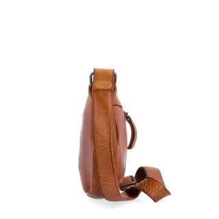Asymetrická kožená moonbag kabelka Noelia Bolger materiál kůže zapínání na zip barva koňaková velikost malá NB 2413 KO Z boku