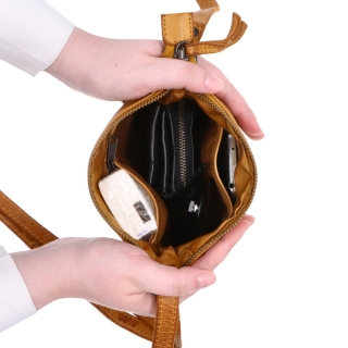 Elegantní kožená crossbody kabelka Noelia Bolger materiál kůže zapínání na zip barva žlutá velikost malá NB 2415 ZLU Vnitřek