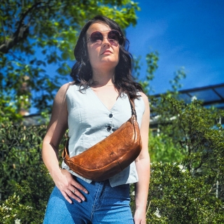 Kožená moonbag kabelka přes rameno Noelia Bolger materiál kůže zapínání na zip barva koňaková velikost malá NB 2412 KO Lifestyle