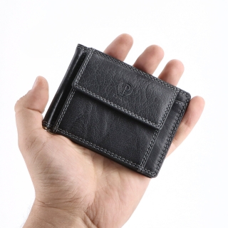 Dolarovka z pravé kůže Poyem materiál kůže zapínání Bez zapínání barva černá velikost malá 5210 Poyem C V ruce