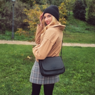 Dámská crossbody kabelka s jemnou strukturou Carmelo materiál syntetická kůže zapínání s klopou barva černá velikost střední 4361 C Lifestyle