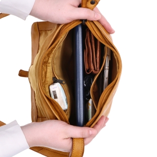 Kožená crossbody kabelka s klopou Noelia Bolger materiál kůže zapínání s klopou barva žlutá velikost střední NB 2416 ZLU Vnitřek
