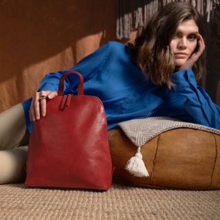 Kožený dámský batoh pro každý den Noelia Bolger materiál kůže zapínání na zip barva červená velikost střední NB 3104 CV Lifestyle