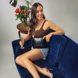 Luxusní malá kožená crossbody kabelka Noelia Bolger materiál kůže zapínání na zip barva černá velikost malá NB 0080 C Lifestyle