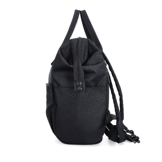 Velký praktický batoh značky Carmelo Carmelo materiál nylon zapínání na zip barva černá velikost velká 4319 C LE Z boku