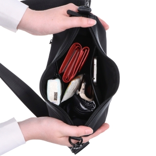Malá kabelka se zaobleným tvarem Carmelo materiál nylon zapínání na zip barva červená velikost malá 6602 CV Vnitřek