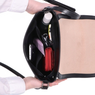 Elegantní kožená crossbody kabelka s klopou Noelia Bolger materiál kůže zapínání s klopou barva černá velikost malá NB 0117 C Vnitřek