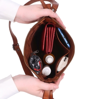 Crossbody kabelka v nadčasovém designu Noelia Bolger materiál kůže zapínání na zip barva koňaková velikost střední NB 2431 KO Vnitřek