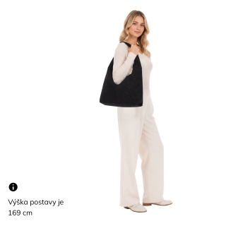Elegantná kabelka na rameno s ozdobnou karabinou Carmelo materiál syntetická kůže zapínání na zip barva černá velikost střední 4658 C Na postavě