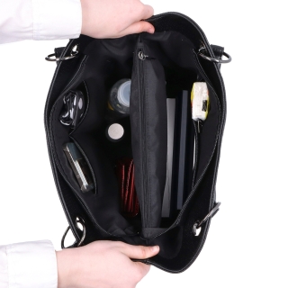 Městská kabelka přes rameno s čistým designem Carmelo materiál syntetická kůže zapínání na zip barva černá velikost velká 4604 C Vnitřek