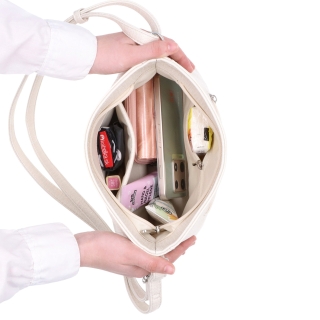 Praktická a elegantní crossbody kabelka Carmelo materiál syntetická kůže zapínání na zip barva černá velikost střední 4605 C Vnitřek