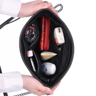 Elegantní crossbody kabelka s jemným leskem Le Sands materiál syntetická kůže zapínání na zip barva černá velikost malá 4608 C Vnitřek