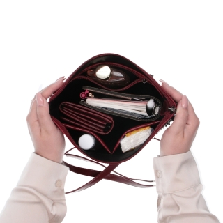 Elegantní kožená crossbody s řetízkem Noelia Bolger materiál kůže zapínání na zip barva červená velikost malá NB 0048 TCV Vnitřek