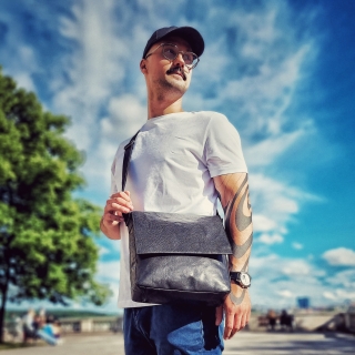 Kožená crossbody klopna Poyem materiál kůže zapínání s klopou barva černá velikost střední 2207 Poyem C Lifestyle
