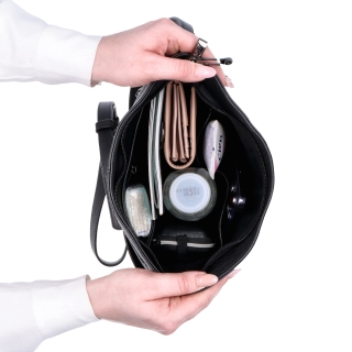 Malá kožená crossbody kabelka s čistým designem Noelia Bolger materiál kůže zapínání na zip barva černá velikost malá NB 3008 C Vnitřek