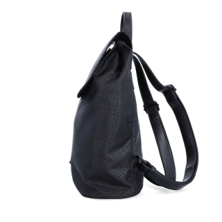 Městský nylonový batoh v moderním střihu Carmelo materiál nylon zapínání na zip barva černá velikost střední 6608 C LE Z boku