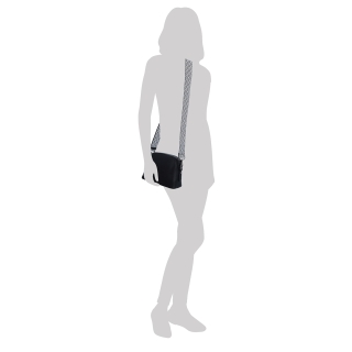 Malá crossbody kabelka s širokým popruhem Carmelo materiál syntetická kůže zapínání na zip barva černá velikost malá 4355 C Na postavě