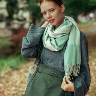 Chlupatý přívěsek s ozdobnými korálky Indee materiál plyš barva béžová D028 Lifestyle