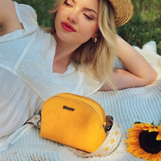 Malá crossbody kabelka svýrazným popruhem Tangerin materiál syntetická kůže zapínání na zip barva žlutá velikost malá 8044 ZLU Lifestyle