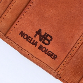 Malá kožená peněženka s moderním prošitím Noelia Bolger materiál kůže zapínání na cvoček barva koňaková velikost střední 5127 NB KO Logo