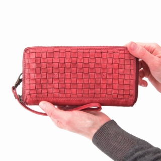 Kožený proplétaný penál Noelia Bolger materiál kůže zapínání na zip barva červená velikost velká 5103 NB CV V ruce