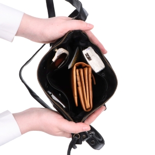 Malá kožená crossbody s prošitím Noelia Bolger materiál kůže zapínání na zip barva černá velikost malá NB 2086 C Vnitřek