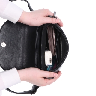 Stylová crossbody kabelka s klopou Le Sands materiál syntetická kůže zapínání s klopou barva vínová velikost malá 7730 BO Vnitřek