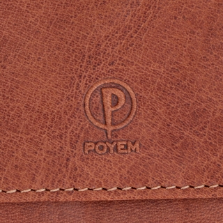 Elegantní peněženka z pravé kůže Poyem materiál kůže zapínání na cvoček barva koňaková velikost malá 5241 Poyem KO Logo