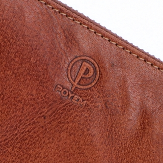 Kožená peněženka penál Poyem materiál kůže zapínání na zip barva koňaková velikost velká 5212 Poyem KO Logo