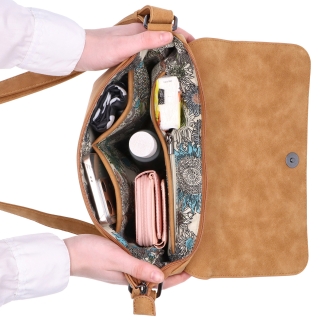Praktická crossbody kabelka s klopou Tangerin materiál syntetická kůže zapínání na cvoček barva koňaková velikost střední 1116 CAM Vnitřek