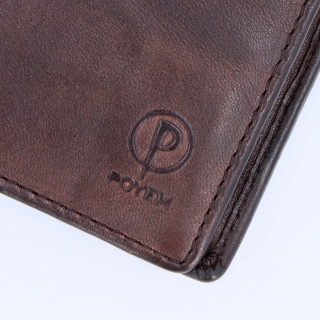 Praktická kompaktní peněženka z pravé kůže Poyem materiál kůže zapínání Bez zapínání barva hnědá velikost malá 5243 Poyem H Logo