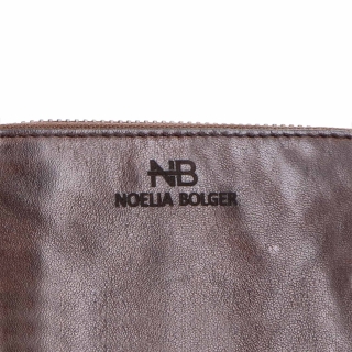 Praktická kožená peněženka s prošíváním Noelia Bolger materiál kůže zapínání na cvoček barva hnědá velikost malá 5130 NB H Logo