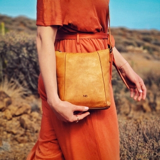 Malá kožená crossbody s prošitím Noelia Bolger materiál kůže zapínání na zip barva žlutá velikost malá NB 2086 ZLU Lifestyle
