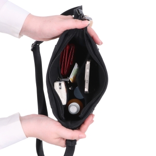 Stylová crossbody kabelka s odepínacím přívěskem Carmelo materiál syntetická kůže zapínání na zip barva hnědá velikost malá 4662 H Vnitřek