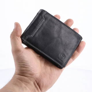 Kožená peněženka na šířku Poyem materiál kůže zapínání Bez zapínání barva černá velikost malá 5208 Poyem C V ruce