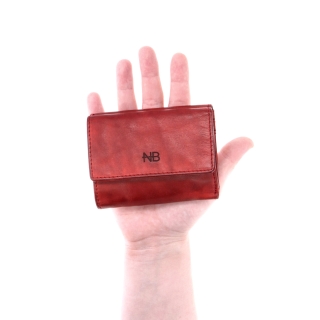 Malá kožená peněženka pro muže i ženy Noelia Bolger materiál kůže barva červená velikost malá 5135 NB CV V ruce