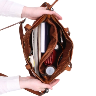 Minimalistická kožená kabelka s uchy a popruhem Noelia Bolger materiál kůže zapínání na zip barva koňaková velikost střední NB 2428 KO Vnitřek