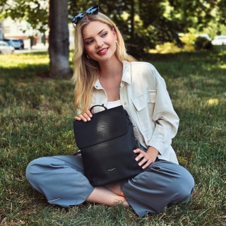 Městský batoh s klopou a magnetem Tangerin materiál syntetická kůže zapínání na zip barva černá velikost střední 8006 C Lifestyle