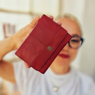 Malá kožená peněženka s moderním prošitím Noelia Bolger materiál kůže zapínání na cvoček barva červená velikost střední 5127 NB CV Lifestyle