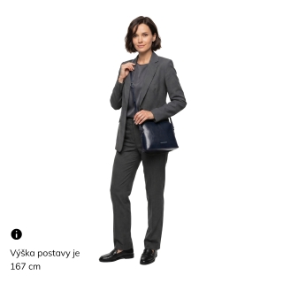 Minimalistická kožená crossbody kabelka na každý den Noelia Bolger materiál kůže zapínání na zip barva modrá velikost malá NB 0116 TM Na postavě