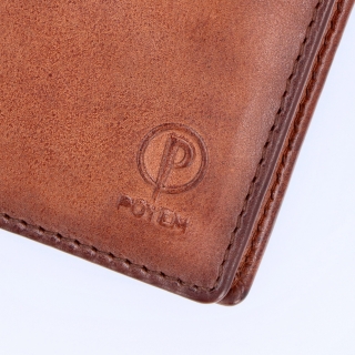 Praktická peněženka z pravé kůže se stylovým opálením Poyem materiál kůže zapínání na cvoček barva koňaková velikost malá 5247 Poyem KO Logo